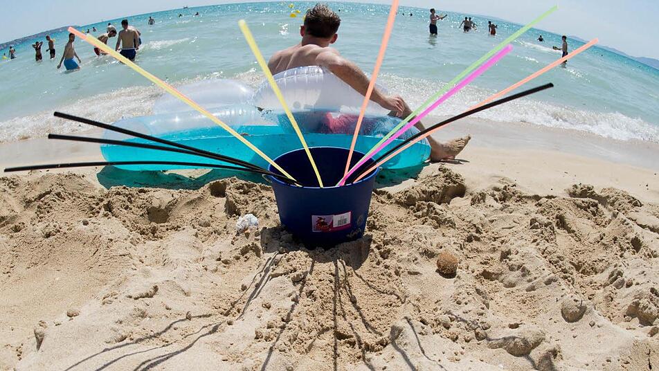 Damit soll bald Schluss sein: Eine neue Verordnung verbietet das Saufen aus Eimern am Strand von Arenal auf Mallorca.  Foto: Julian Stratenschulte, dpa