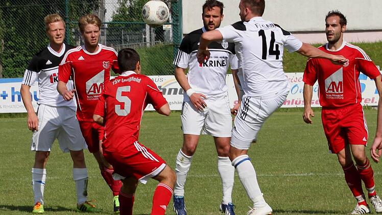 Thorsten Schlereth (5. Von links) zeigt, was er am Ball kann.