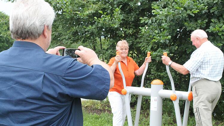 Norbert Fuhrmann nutzt jede Gelegenheit, um Menschen auf den Vitapark-Geräten zu fotografieren.