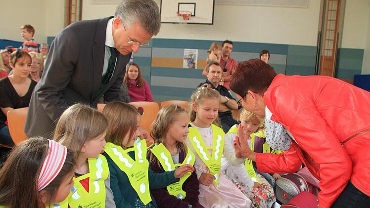 Übergabe der Sicherheitsdreiecke zum Schulanfang 2014 in Münnerstadt. Fotos: Paul Ziegler/Heike Beudert