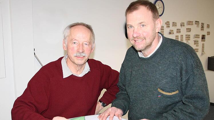 Oswald Türbl und Axel Maunz zeigen den Plan. Foto: Ralf Ruppert