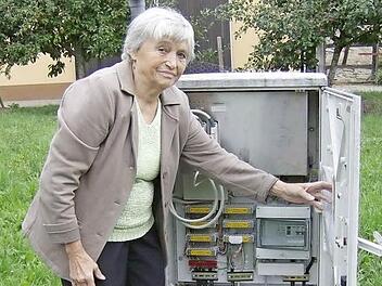 Berta Stein an ihrer Wetterstation in Kasberg  Foto: Petra Malbrich