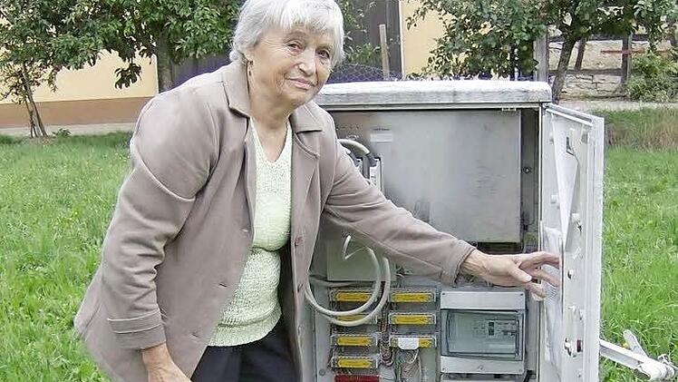 Berta Stein an ihrer Wetterstation in Kasberg  Foto: Petra Malbrich