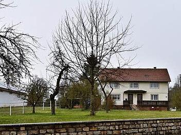 Links neben der alten Bäckerei soll das Feuerwehrhaus angegliedert werden, die Fotovoltaikanlage des Nachbargebäudes soll nicht beeinträchtigt werden. Der Garten vor dem Haus soll so weit wie möglich erhalten bleiben. Die Baumaßnahme soll in diesem Jahr beginnen. Foto: Gabi Arnold