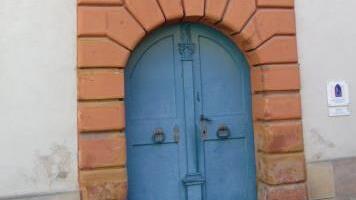 Das Tor der evangelischen Kirche ist Schauplatz der Sage von der Frau im bunten Kattun. Fotos: Petra Malbrich