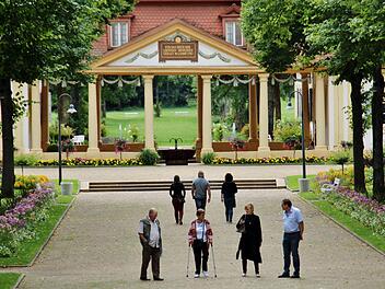 Einen Blick in den Kurpark von Bad Bocklet. Hier finden Patient und pflegender Angehörige Erholung.  Foto: Werner Vogel