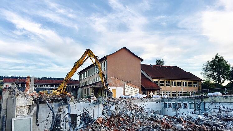 Die Sanierung der Grundschule Wildflecken wird rund 400 000 Euro teurer als bisher geplant. Grund dafür ist die gute Auslastung in der Baubranche. Immer weniger Firmen melden sich auf Ausschreibungen, das treibt die Preise nach oben. Sebastian Schmitt