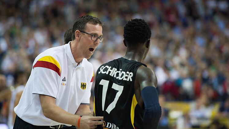 In seiner Zeit als Bundestrainer stärkte Chris Fleming (links) auch jungen Spielern stets den Rücken. Zu Recht: So ist Dennis Schröder mittlerweile zum Topstar der Atlanta Hawks in der NBA gereift.  Foto: Archiv/Lukas Schulze (dpa)