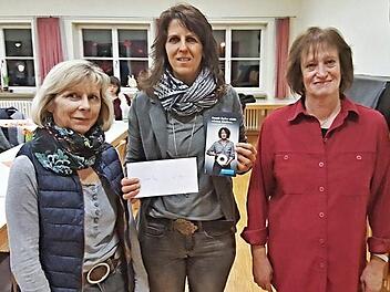 Sabine Hemmerich, Außenstellenleiterin des Weißen Rings in Coburg (Mitte), freut sich über eine Spende des Basar-Teams der evangelischen Kirche Scheuerfeld-Weidach, welche von Beate Beland (links) und Margit Puff (rechts) übergeben wurde.  Foto: Beate Beland
