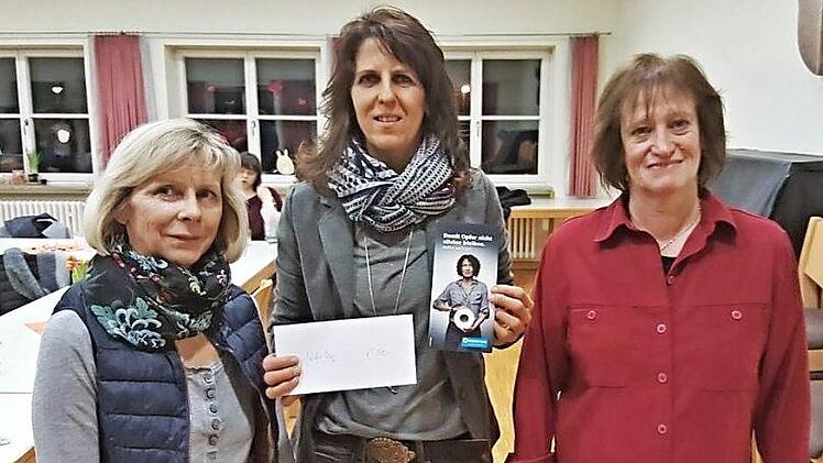 Sabine Hemmerich, Außenstellenleiterin des Weißen Rings in Coburg (Mitte), freut sich über eine Spende des Basar-Teams der evangelischen Kirche Scheuerfeld-Weidach, welche von Beate Beland (links) und Margit Puff (rechts) übergeben wurde.  Foto: Beate Beland