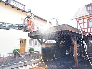 Ein Feuerwehrmann löscht die letzten Glutnester auf dem Dach.Arkadius Guzy