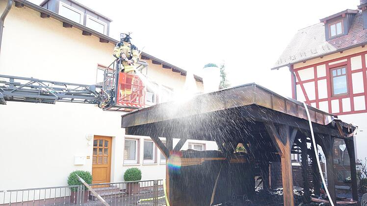 Ein Feuerwehrmann löscht die letzten Glutnester auf dem Dach.Arkadius Guzy