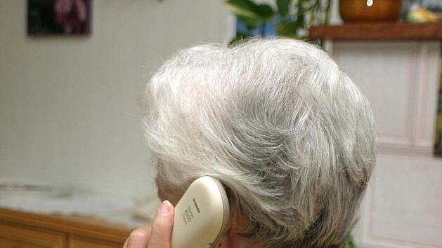 Senioren sollten vor dem sogenannten Enkeltrick gewarnt sein. Symbolfoto: Hänseler