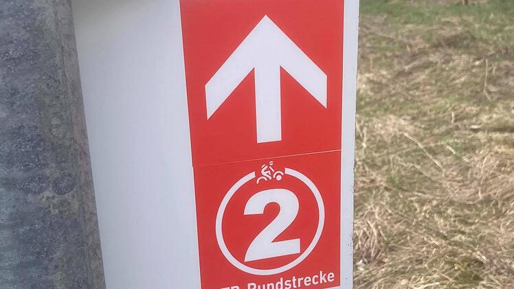 Teils werden bestehende Schilder für die Rundtouren-Wegweiser eingebunden. Foto: Johannes Schlereth
