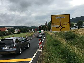 Ampeln regeln aktuell den Verkehr am Euerdorfer Kreisel. Bis Ende Juli soll der Kreisverkehr erneuert und in einem Teilbereich erweitert werden. Lkw werden weiträumig umgeleitet.