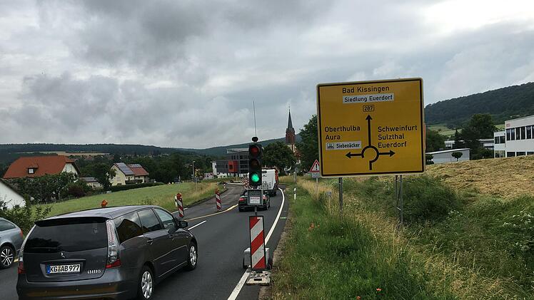 Ampeln regeln aktuell den Verkehr am Euerdorfer Kreisel. Bis Ende Juli soll der Kreisverkehr erneuert und in einem Teilbereich erweitert werden. Lkw werden weiträumig umgeleitet.