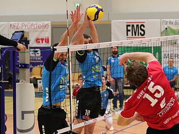 Einen exzellenten Job im Spiel gegen Delitzsch machte die Hammelburger Abwehr. Hier blocken (von links) Branko Damjanovic und Janick Sill erfolgreich gegen GSVE-Angreifer Lukas Kreißl. Foto: Jens Feistel
