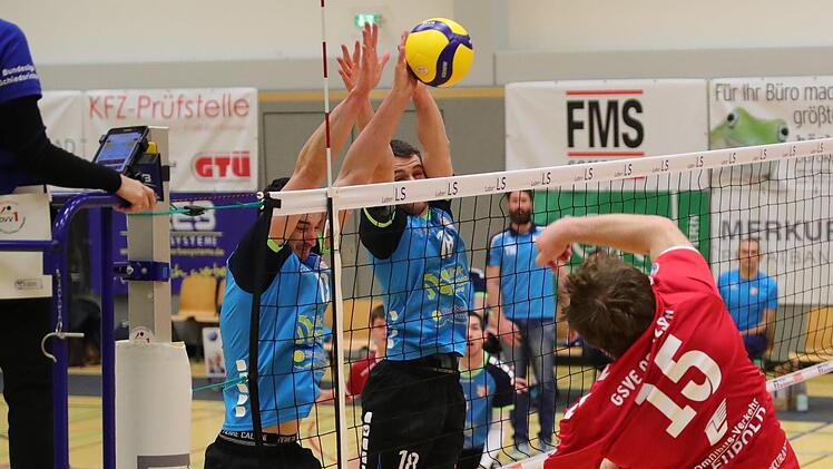 Einen exzellenten Job im Spiel gegen Delitzsch machte die Hammelburger Abwehr. Hier blocken (von links) Branko Damjanovic und Janick Sill erfolgreich gegen GSVE-Angreifer Lukas Kreißl. Foto: Jens Feistel