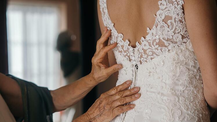 Ein maßgeschneidertes Brautkleid ist, je nach deinen individuellen Wünschen, nicht zwangsläufig günstiger als eines aus dem Brautmodengeschäft.