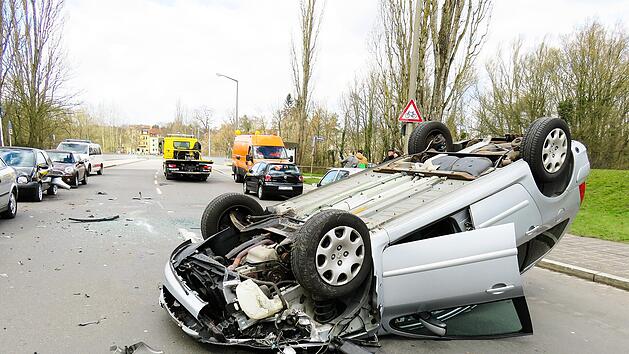 Auto auf Dach &Uuml;berschlag Unfall