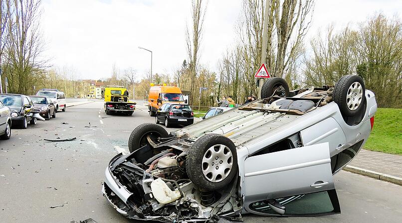 Nürnberg: Betrunkener Fahranfänger überschlägt sich auf der A73 mehrfach - und hat mächtig Glück