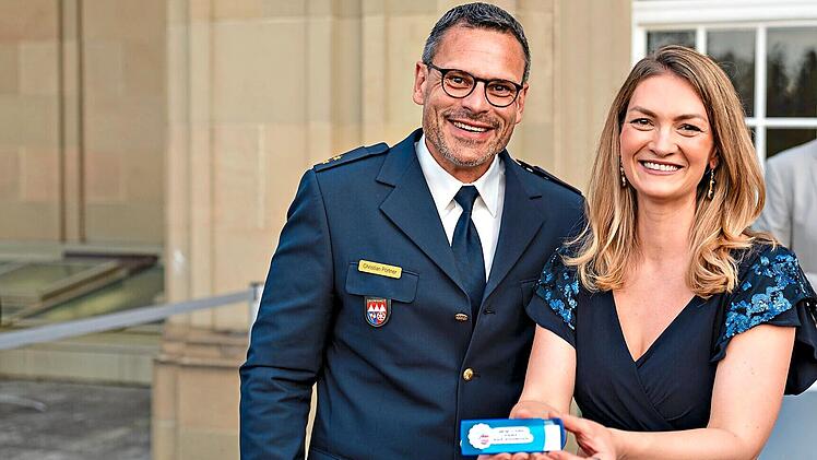 Bad Kissingens Polizeichef Christian P&ouml;rtner hatte Pflaster dabei, versehen mit Werbeaufdrucken f&uuml;r die Polizei: Als Gag hat er &bdquo;Paris, New York, Bad Kissingen&ldquo; aufdrucken lassen. Man sieht, dass Gesundheitsministerin Judith Gerlach sich freut.Jul...