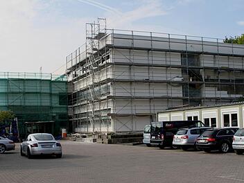 Dauert noch eine Weile, die Sanierung der Wallburg-Realschule in Eltmann. Unser Bild zeigt das Hauptgebäude der Schule, und rechts stehen Container, in denen Klassen unterrichtet werden können. Foto: gg