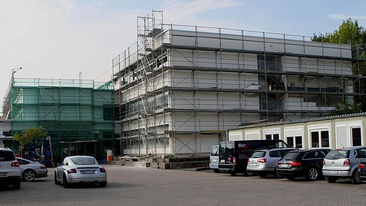 Dauert noch eine Weile, die Sanierung der Wallburg-Realschule in Eltmann. Unser Bild zeigt das Hauptgebäude der Schule, und rechts stehen Container, in denen Klassen unterrichtet werden können. Foto: gg