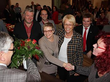 Freudestrahlende Gesichter ringsum: SPD-Bezirksvorsitzender und Noch-Bundestagsabgeordneter Frank Hofmann (links) gratulierte Sabine Dittmar, ebenso wie Europaabgeordnete Kerstin Westphal, Listenkandidat René van Eckert aus Mellrichstadt, MdB Susanne Kastner und Unterbezirksvorsitzender Jürgen Hennemann (im Bild von rechts). Fotos: Ralf Kestel