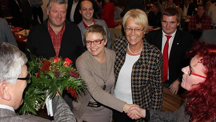 Freudestrahlende Gesichter ringsum: SPD-Bezirksvorsitzender und Noch-Bundestagsabgeordneter Frank Hofmann (links) gratulierte Sabine Dittmar, ebenso wie Europaabgeordnete Kerstin Westphal, Listenkandidat René van Eckert aus Mellrichstadt, MdB Susanne Kastner und Unterbezirksvorsitzender Jürgen Hennemann (im Bild von rechts). Fotos: Ralf Kestel