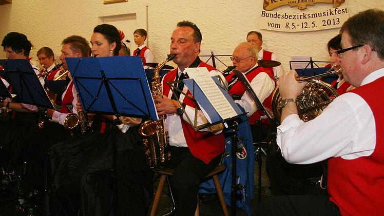 Die Kasendorfer Musikanten haben ein vielseitiges Repertoire. Beim Frühlingskonzert im Musikheim spielten sie anspruchsvolle Werke aus Oper und Operette, aber auch traditionelle Blasmusik .