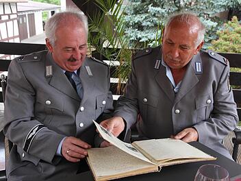 Stefan Stöhr und Norbert Wiemann blättern in der Geschichte des Vereins. Fotos: Galster