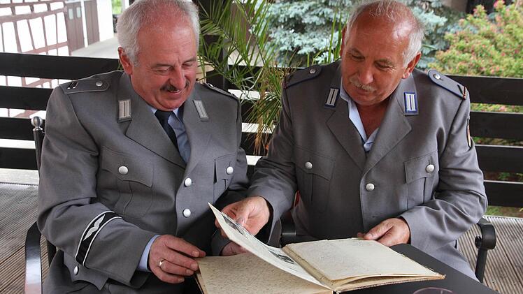 Stefan Stöhr und Norbert Wiemann blättern in der Geschichte des Vereins. Fotos: Galster