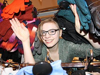 Lauter schöne, warme Sachen: Dorothee freut sich über die große Auswahl an preisreduzierten Handschuhen. "Jetzt kann man gute Schnäppchen machen." Fotos: Diana Fuchs