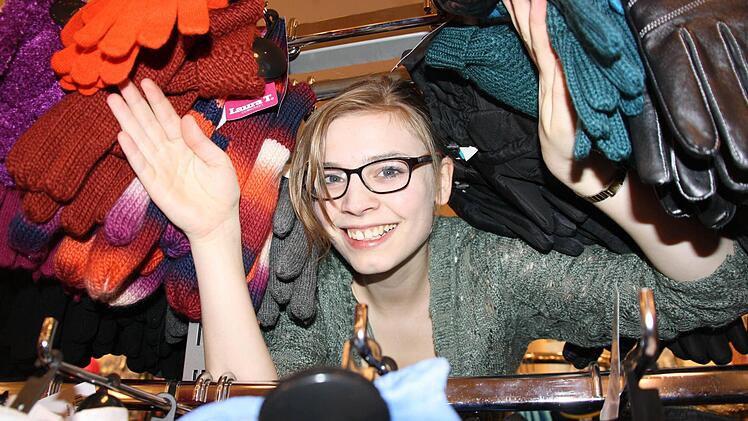 Lauter schöne, warme Sachen: Dorothee freut sich über die große Auswahl an preisreduzierten Handschuhen. "Jetzt kann man gute Schnäppchen machen." Fotos: Diana Fuchs