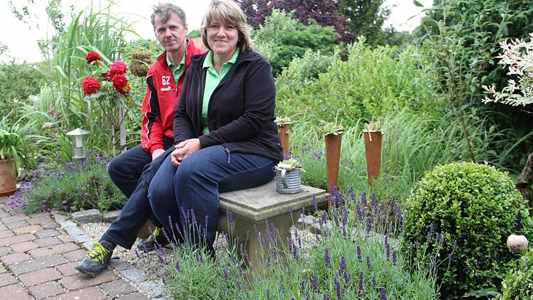 Rosen, Lavendel und Buchs dominieren im Garten von Rosl und Leo Mahr in Kirchlein.