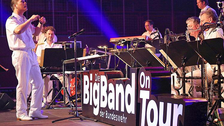 Die Bigband der Bundeswehr in der Münnerstädter Mehrzweckhalle. Foto: Dieter Britz