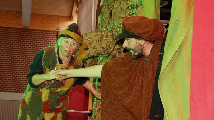 Gisela Mohr (links) und Gieselbert Hoffmann erhielten für das Märchen schon Kulturpreise, unter anderem von der Stadt Wiesbaden.