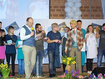 Finale beim Kommersabend zum Jubiläum "1300 Jahre Euerdorf" mit Merchandising-Artikeln und prominenten Gästen. Foto: Winfried Ehling