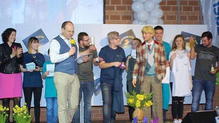 Finale beim Kommersabend zum Jubiläum "1300 Jahre Euerdorf" mit Merchandising-Artikeln und prominenten Gästen. Foto: Winfried Ehling