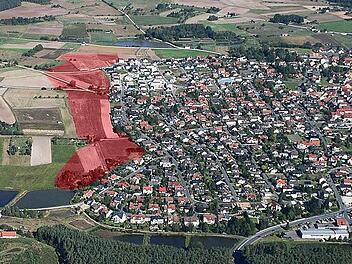 In Röttenbach wird über ein geplantes Baugebiet (rot markiert) gestritten. Am 16. Oktober gibt es dazu einen Bürgerentscheid. Foto: Klaus Strienz / inFranken.de-Grafik: Franziska Schäfer