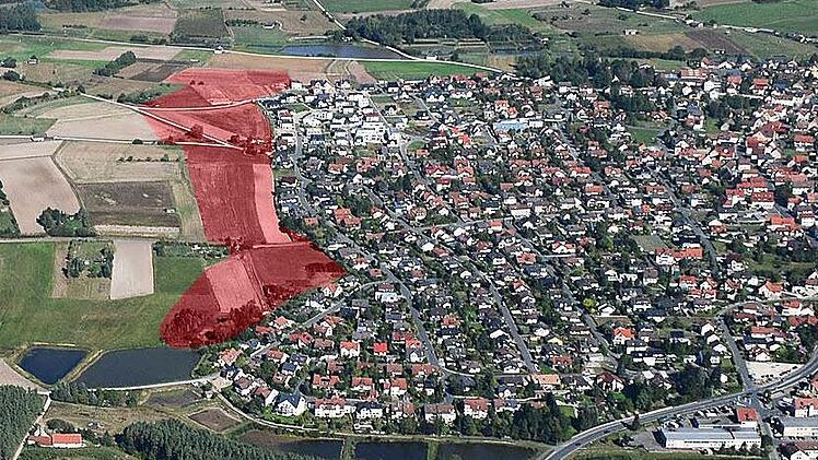 In Röttenbach wird über ein geplantes Baugebiet (rot markiert) gestritten. Am 16. Oktober gibt es dazu einen Bürgerentscheid. Foto: Klaus Strienz / inFranken.de-Grafik: Franziska Schäfer