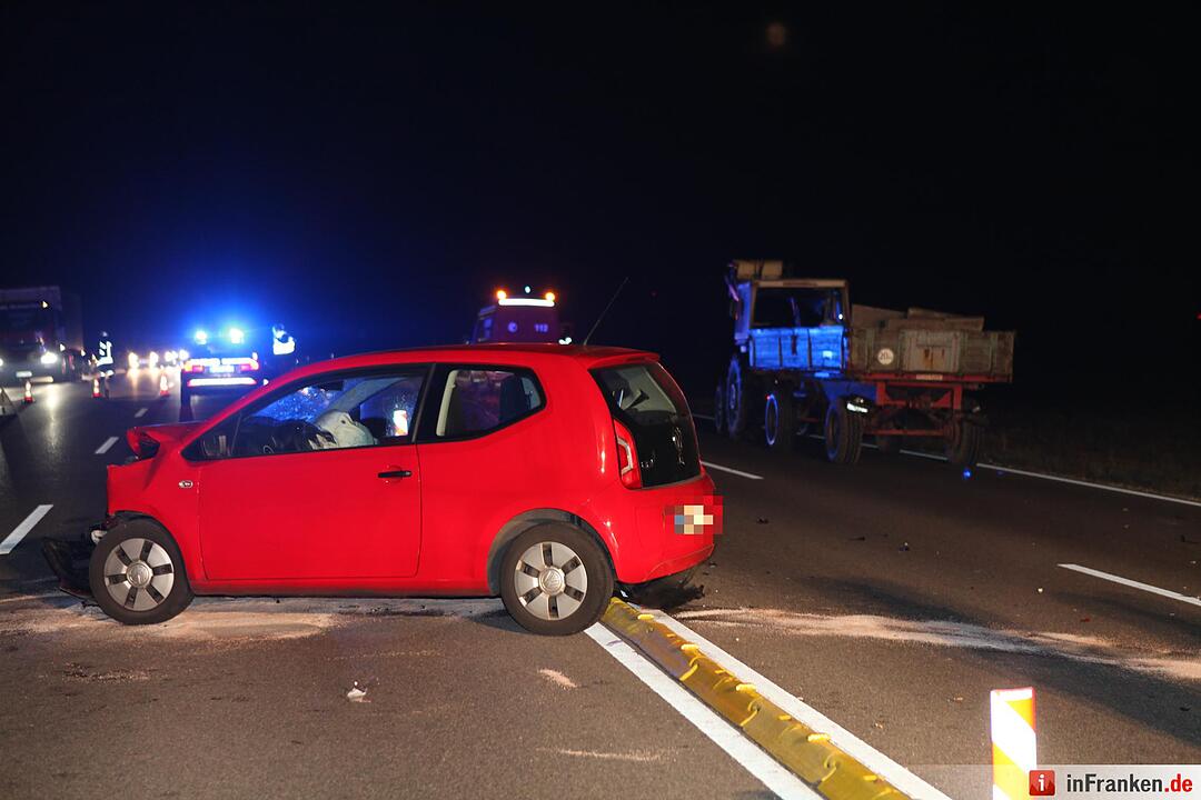 Kleinwagen fährt ungebremst gegen Traktor