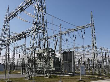 Wenn es nach dem Coburger Bundestagsabgeordneten Hans Michelbach geht, soll das Redwitzer Umspannwerk bald Ziel einer erweiterten Höchstspannungsleitung werden. Foto: Berthold Köhler