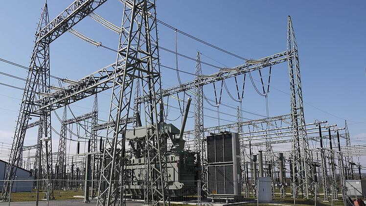Wenn es nach dem Coburger Bundestagsabgeordneten Hans Michelbach geht, soll das Redwitzer Umspannwerk bald Ziel einer erweiterten Höchstspannungsleitung werden. Foto: Berthold Köhler
