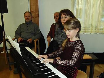 Viel Applaus gab es für Lena Lipis von der Musikschule des Schulverbandes Altenkunstadt/Burgkunstadt/Weismain. Auf dem E-Klavier präsentierte die Schülerin, die von Larissa Eggloff unterrichtet wird, internationale Weihnachtslieder. Foto: Bernd Kleinert