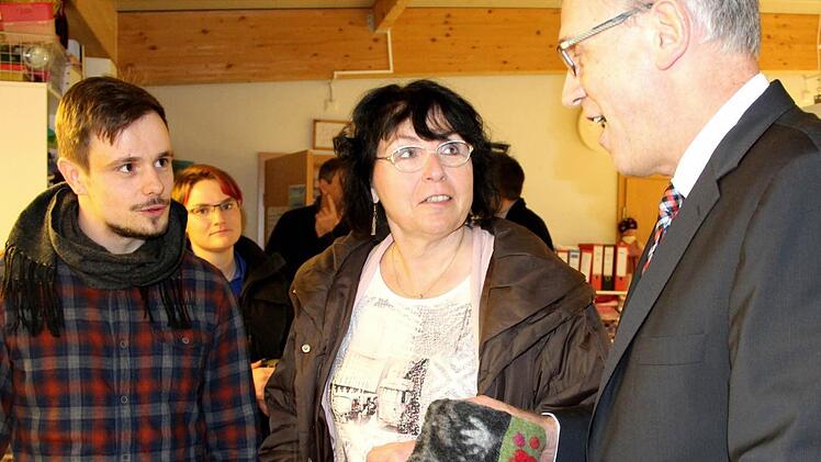 Unikate wie diesen Hausschuh zeigte Betreuer Eik Haase Ute Salzner und Richard Bartsch beim Besuch in der Tagesstätte der Laufer Mühle.