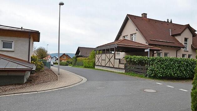Es geht schon jetzt eng zu, an der Einfahrt von "Zum Rottenbach" nach "Am Brand", meint der B&uuml;rgerverein Meilschnitz und f&uuml;rchtet, dass mit wachsendem Baugebiet der Verkehr deutlich zunimmt. Foto: Rainer Lutz