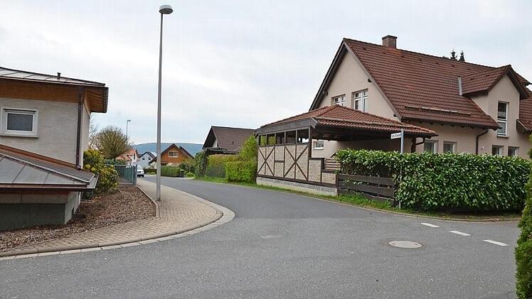 Es geht schon jetzt eng zu, an der Einfahrt von "Zum Rottenbach" nach "Am Brand", meint der Bürgerverein Meilschnitz und fürchtet, dass mit wachsendem Baugebiet der Verkehr deutlich zunimmt. Foto: Rainer Lutz
