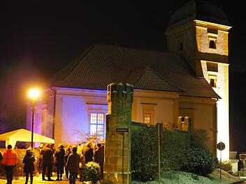 Nach dem Konzert standen die Besucher noch gemütlich bei Glühwein und Bratwürsten zusammen und genossen das außergewöhnliche Ambiente um die Kirche. Foto: Cindy Dötschel